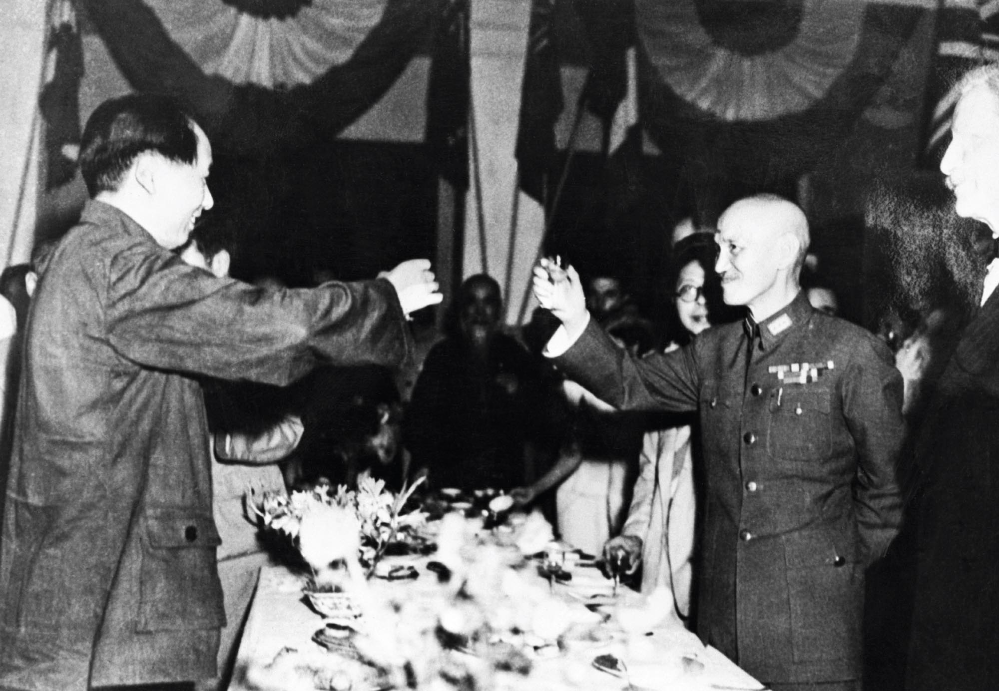 Photo of a Chinese soldier participating in a toast with President Mao over a banquet table.