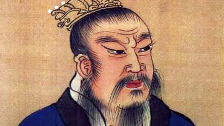 Portrait of Emperor Liu Bang with a crown on his head, a long beard, and a dark-colored robe.