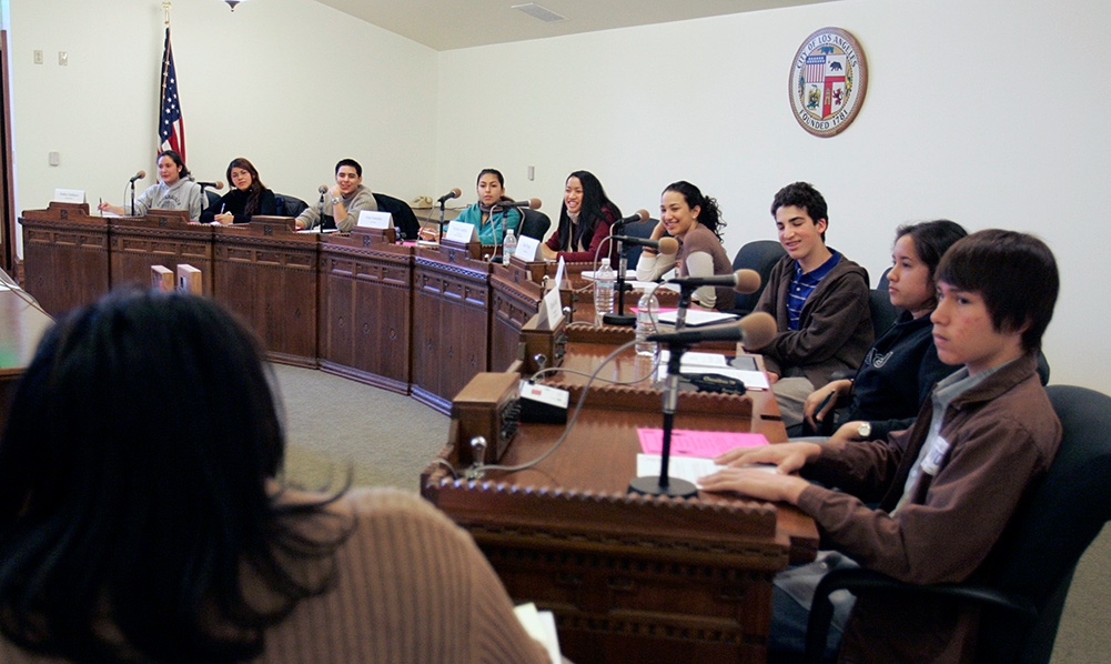Students in Los Angeles take part in a civics exercise as part of the city’s Youth Council. © Carlos Chavez/Los Angeles Times via Getty Images.