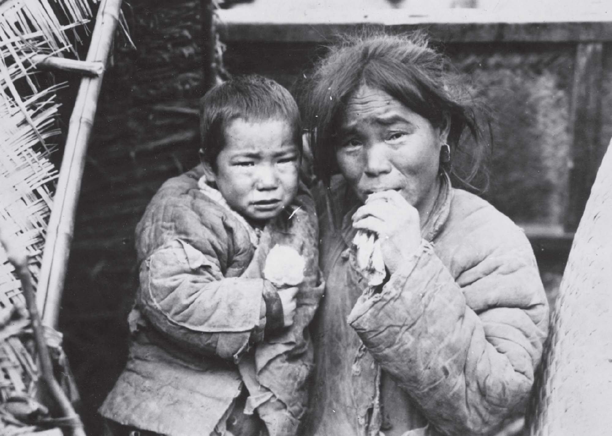 Portrait of a mother and child famine refugees.