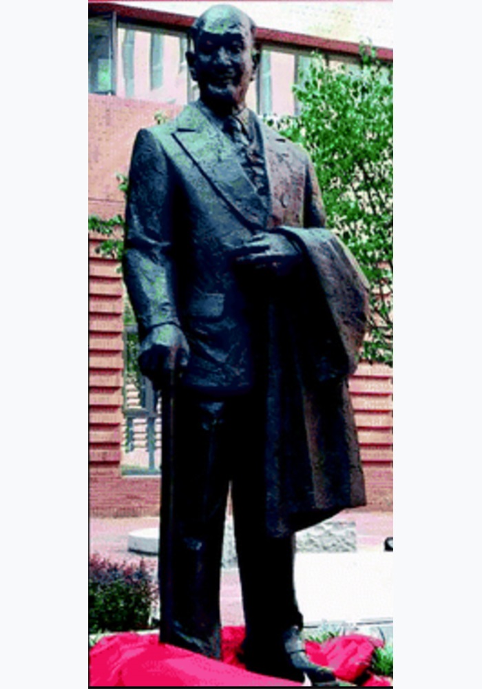 A statue of  P.C. Chang on the campus of Nankai University. Chang is wearing a suit with wide lapels and an overcoat is draped over his left arm.